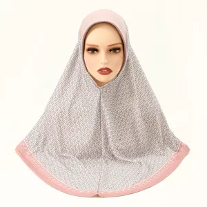 Gedetailleerd overzicht van de stijlvolle bedrukte dames hijab sjaal met roze randmotief.