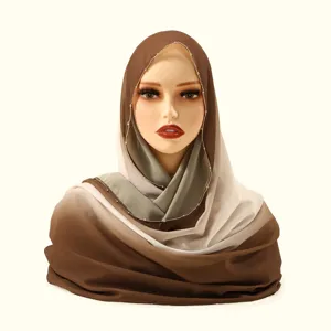 Vista detallada del pañuelo hijab de gasa degradada para mujer con ribete de cadena.
