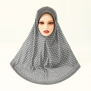 Gedetailleerd overzicht van de stijlvolle grijze gedessineerde hijab sjaal voor dagelijks gebruik.