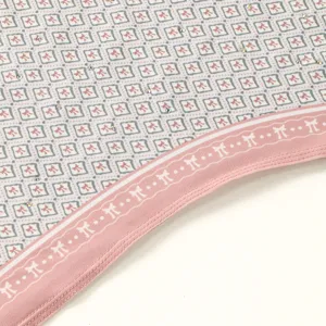 Gedetailleerd uitzicht op een modieuze sjaal met strikprint en glinsterende strass-steentjes.