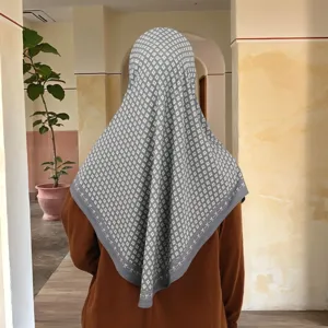 Grijs hijab sjaal met strik strass print, elegante moslimhoofddeksel voor dagelijkse mode.