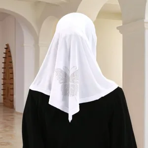 Close-up van een witte strass vlinder hijab met schitterende kristaldetails op zachte stof.