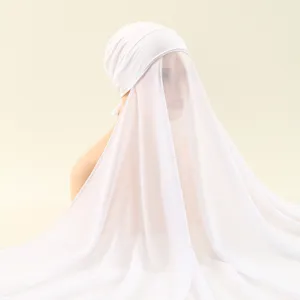 Détail de voile transparent blanc, design de tissu drapé élégant pour style mode femme.