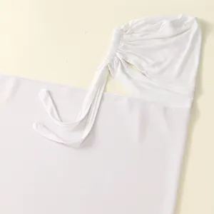 Vue détaillée du hijab blanc, montrant la fente d'oreille et les liens, tissu doux et chic.
