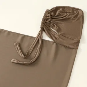 Femme hijab uni avec trous pour oreilles et liens, foulard confortable style.