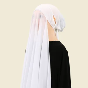 Vue de détail du bonnet foulard hijab femme blanc avec voile et sangle de nouage.