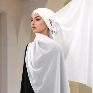 Élégant ensemble écharpe hijab blanc pour femmes, foulard uni tendance pour usage quotidien.