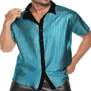 Dettaglio camicia uomo a maniche corte, paillettes metalliche e collo a risvolto nero.