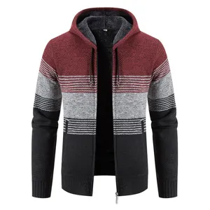 Vista dettagliata del cardigan con cappuccio in maglia da uomo foderato in pile invernale.