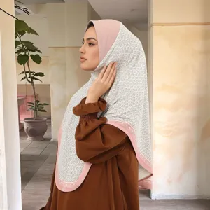 Modieuze minimalistische geometrisch bedrukte hijab sjaal met roze rand voor dames.