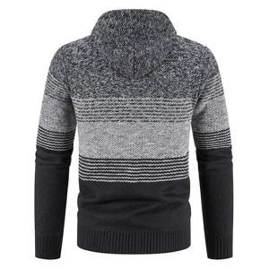 Vista dettagliata del maglione con cappuccio in maglia bicolore da uomo con trama.