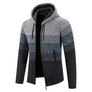 Vista dettagliata del cardigan con cappuccio da uomo in maglia, felpato grigio.