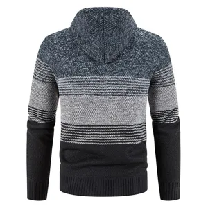 Vista posteriore dettagliata del cardigan pullover in maglia con cappuccio e blocchi di colore.
