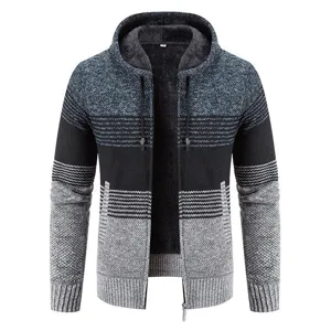 Dettaglio del cardigan in maglia con cappuccio foderato in pile da uomo e cerniera.