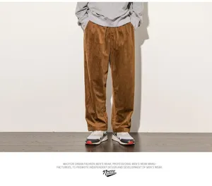 Dettaglio dei pantaloni in velluto a coste da uomo, tessuto morbido e vestibilità dritta.