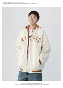 Details van het stijlvolle heren nep tweedelige hooded jasje met klassieke borstopdruk en capuchon.
