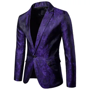 Primer plano del lujoso patrón paisley morado y los detalles del blazer de hombre de un botón.