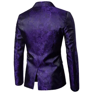 Vista de detalle posterior de la chaqueta de traje entallada morada con patrón paisley.