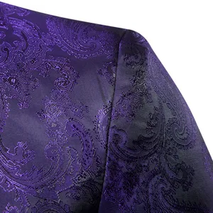Detalle de tela de chaqueta de traje para hombre con intrincado patrón oscuro paisley.