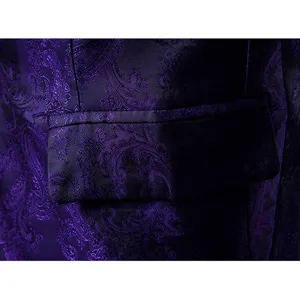 Detalle de tela de chaqueta de traje paisley morada para hombre, bolsillo de blazer.