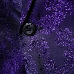 Primer plano detalle de chaqueta de traje de hombre morada con patron paisley jacquard.