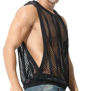 Gros plan du débardeur filet noir pour homme montrant le tissu extensible respirant.