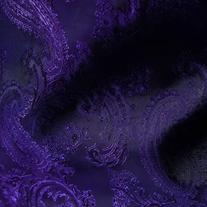 Vista detallada de la tela de traje jacquard de lujo morado oscuro con patrón de cachemira.