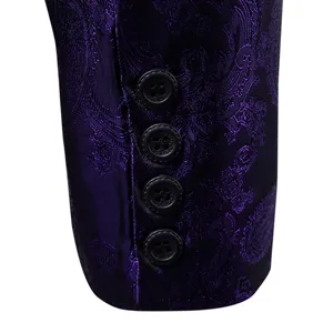 Primer plano del detalle del puño de la manga del traje jacquard paisley morado con botones.