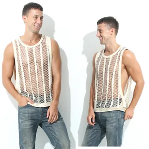 Vue détaillée du débardeur en résille évidée pour hommes, style décontracté, tissu élastique.