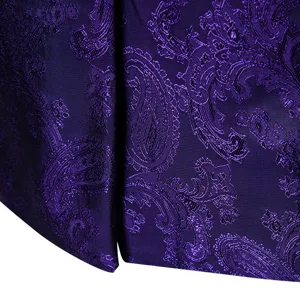Primer plano detallado de tela jacquard paisley purpura para textura de traje hombre