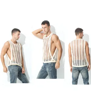 Détails du t-shirt sans manches en résille respirante avec design ajouré pour hommes.