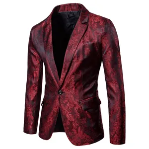 Vista detallada de la chaqueta de traje roja para hombre con un intrincado patrón damasquinado.