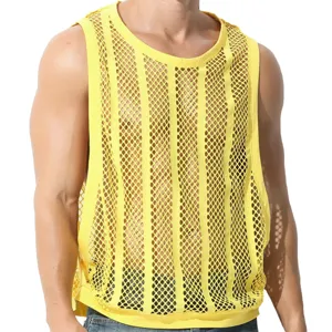 Gros plan détail du débardeur sans manches en résille jaune pour hommes, design respirant.