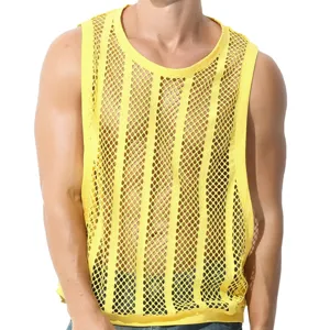 Gros plan du débardeur en maille jaune pour hommes, montrant la texture ajourée.