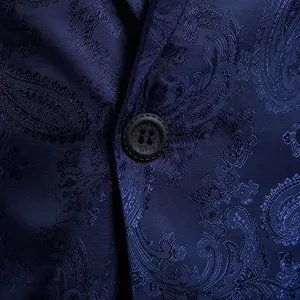 Primer plano detallado de tela de chaqueta de traje de hombre con diseño de cachemir azul.