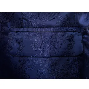 Primer plano del bolsillo de la chaqueta de traje de hombre con patrón jacquard barroco.