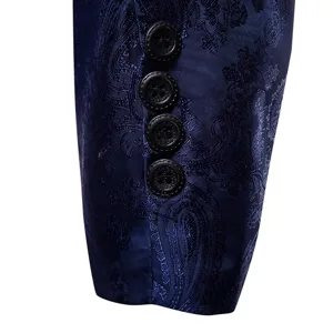 Detalle de manga de traje azul oscuro para hombre con bonito patron jacquard y botones.