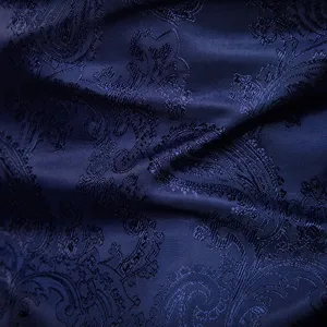 Vista detallada de tela para traje de hombre azul oscuro con elegante diseño estilo palacio.