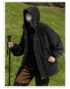 Giacca a vento impermeabile con cappuccio nera da uomo, cappotto casual da esterno autunnale.