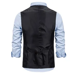 Herren Business Anzugweste Ruckansicht Detail mit verstellbarem Ruckengurt und Metallschließe.