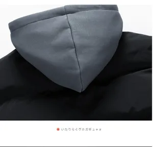 Primo piano dettagliato del cappuccio della giacca in cotone da uomo, contrasto grigio nero.