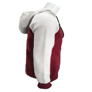 Detail sweat a capuche maille homme, bloc de couleur rouge et blanc avec capuche, gros plan.