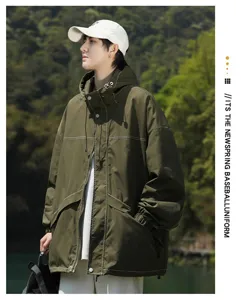 Dettaglio della giacca cargo con cappuccio da uomo in verde militare, stile primaverile.