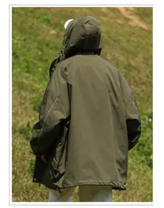 Vista posteriore della giacca a vento con cappuccio da uomo in verde, per outdoor.