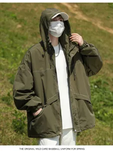Giacca con cappuccio verde militare da uomo con cuciture a contrasto, giubbotto primaverile.