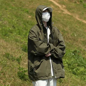 Giacca antivento impermeabile con cappuccio da uomo in verde militare, ideale per esterni in primavera.