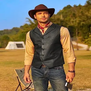 Vista dettagliata del gilet in pelle PU da uomo slim fit con design monopetto autunnale.
