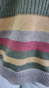 Dettaglio maglione lavorato a maglia a righe colorate da uomo, caldo top invernale.
