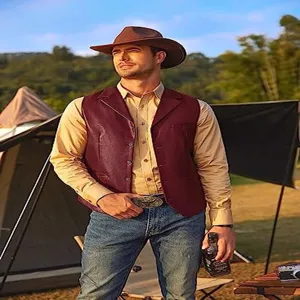 Dettaglio del gilet in ecopelle PU elegante indossato nel contesto di campeggio all'aperto.