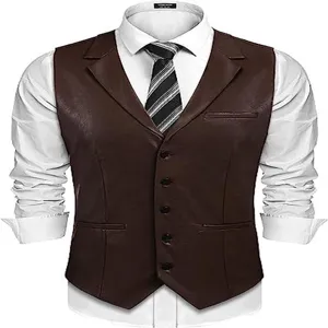 Dettaglio gilet in ecopelle marrone da uomo, panciotto slim fit monopetto primo piano.